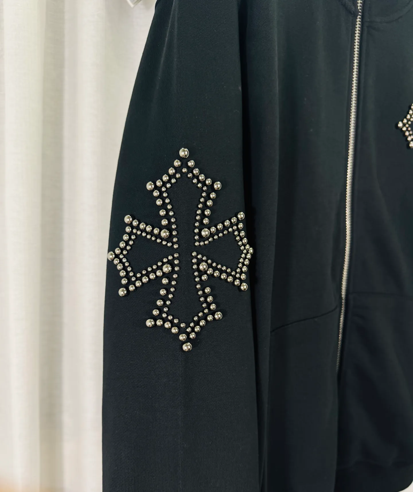P380 top version, real shot without P, ​​different from market currency) 𝗖𝗵𝗿𝗼𝗺𝗲 𝗛𝗲𝗮𝗿𝘁𝘀/Cro Heart 2025 Rivets Autumn and Winter New Original Single Counter American Rivets 3D Three-dimensional Couple Casual Cardigan Sweatshirt 👑The highest version! Customized fabric 550g tripe terry fabric! American acid-washed and distressed original fabric with laser rivets. Best-selling model at the counter. Very comfortable to wear. Accessories: Original molded and authenticated collar label➕100% silk wash label. Genuine purchase-grade original hangtag➕matching hanging rope➕3D hanging beads➕original packaging bag. Craftsmanship: The original version has consistent wiring! The highest version of the armhole matching technique! Color: Black Size: S M L XL Style No.: 6105
